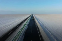 đường cao tốc xuyên sa mạc tại Tân cương Trung Quốc