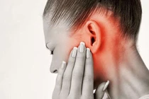 Tại sao bạn nghe thấy tiếng rột rột trong tai và khắc phục bằng cách nào?