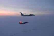  F-22 Mỹ tiếp tục đánh chặn máy bay tuần biển chống ngầm Tu-142 Nga trên vùng biển Alaska