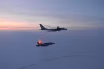  F-22 Mỹ tiếp tục đánh chặn máy bay tuần biển chống ngầm Tu-142 Nga trên vùng biển Alaska