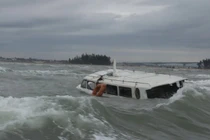 Khoảnh khắc mắc kẹt trong ca nô chìm ngập nước