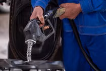 Giá xăng tăng lần thứ 5 liên tiếp vào ngày mai?