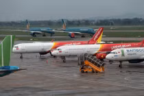 Ba hãng bay bị yêu cầu dừng mở bán vé vượt slot được cấp