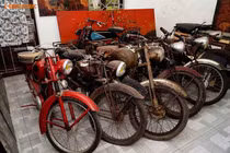 Ngắm kho báu xe máy cổ thời Pháp giữa lòng Hà Nội