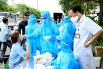 Những cặp đôi trên tuyến đầu chống dịch