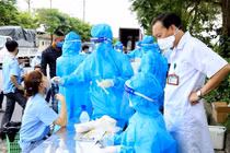 Những cặp đôi trên tuyến đầu chống dịch