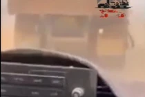 Nóng: Mặc còi cấp cứu, xe tải vẫn không nhường đường