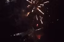 Pháo lậu nổ sáng rực trời đêm giao thừa