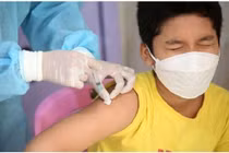 Sau tiêm vắc xin trẻ thấy dấu hiệu này, cha mẹ cần đưa ngay con đến bệnh viện