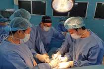 Xuất huyết vì trực khuẩn lao gây thủng động mạch chủ 