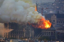 Pháp: Nhà thờ Đức Bà Paris chìm trong biển lửa