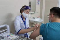 Gần 38.000 người đã tiêm vắc xin COVID-19; Bộ Y tế kiểm tra công tác phòng chống dịch tại Quảng Ninh, Hải Dương