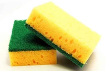 Muối làm sạch miếng bọt biển rửa bát