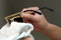 Mẹo làm sạch mắt kính bằng rượu