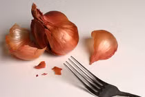 Làm nhanh hành khô bằng lò vi sóng