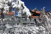 Nhiệt độ giảm sâu, băng tuyết phủ trắng Fansipan như trời Âu