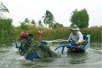 Một ông nông dân sáng chế máy cày siêu nhẹ 'bơi' như cá, hơn hẳn máy Nga, máy Trung Quốc