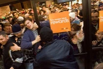 Ý nghĩa "đen tối" đằng sau ngày hội giảm giá Black Friday ở Mỹ