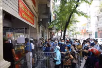 Tấp nập người mua bánh Trung Thu sau khi Hà Nội nới lỏng giãn cách 'vùng xanh'