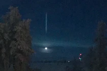Vật thể nghi UFO và cột sáng vàng bí ẩn ở Canada