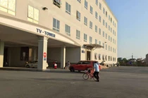 Truy tìm gã đàn ông sàm sỡ bé gái 10 tuổi trong thang máy