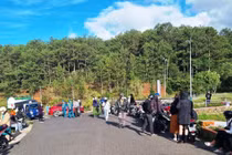 Bất chấp dịch Covid-19, hàng chục thanh thiếu niên vui chơi ở thắng cảnh hồ Tuyền Lâm