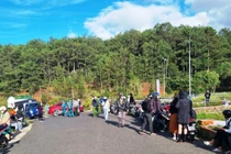 Bất chấp dịch Covid-19, hàng chục thanh thiếu niên vui chơi ở thắng cảnh hồ Tuyền Lâm