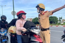 Người dân ồ ạt rời TP.HCM, các tỉnh không thể tiếp nhận kịp