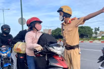 Người dân ồ ạt rời TP.HCM, các tỉnh không thể tiếp nhận kịp