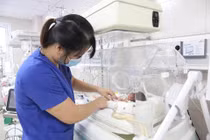 Hơn 10 giờ bóp bóng cứu sống trẻ sơ sinh nhiễm khuẩn ngưng thở