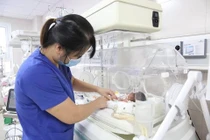 Hơn 10 giờ bóp bóng cứu sống trẻ sơ sinh nhiễm khuẩn ngưng thở