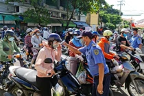 Người dân miền Tây đổ xô đi chợ, giá thực phẩm tăng vọt