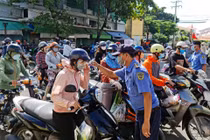 Người dân miền Tây đổ xô đi chợ, giá thực phẩm tăng vọt