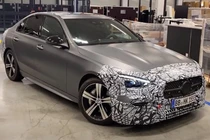 Chỉ với chi tiết này, người đang định mua Mercedes C-Class chắc chắn sẽ muốn đợi thế hệ mới bán ra!