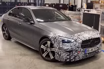 Chỉ với chi tiết này, người đang định mua Mercedes C-Class chắc chắn sẽ muốn đợi thế hệ mới bán ra!