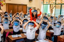 'Học sinh không cần đeo kính chắn giọt bắn'