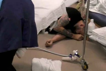 Chồng xúc động ngất lịm đúng lúc vợ sinh con