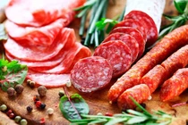 Xúc xích, lạp sườn tự làm: Tăng nguy cơ ung thư vú ở phụ nữ lớn tuổi