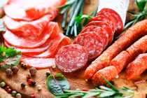 Xúc xích, lạp sườn tự làm: Tăng nguy cơ ung thư vú ở phụ nữ lớn tuổi