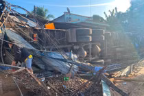 Xe tải tuột dốc lao vào quán ăn