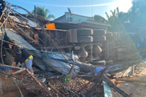 Xe tải tuột dốc lao vào quán ăn