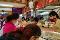 Giá vàng hôm nay 14-10: Rơi tự do, nhà đầu tư mạnh tay gom USD