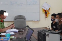 Cơ quan công an lấy lời khai các đối tượng.