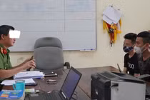 Cơ quan công an lấy lời khai các đối tượng.