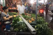 Thanh sắt 3,5m xuyên thủng mái khi chợ đang họp