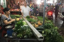 Thanh sắt 3,5m xuyên thủng mái khi chợ đang họp