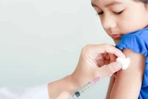 Tiêm hormon ức chế dậy thì sớm ở trẻ gái: Rước hại vào thân