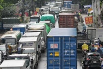 Đường 70 Hà Đông - Xa La tắc dài dưới cơn mưa sáng cuối tuần