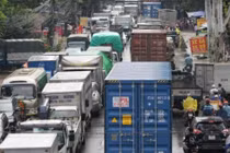 Đường 70 Hà Đông - Xa La tắc dài dưới cơn mưa sáng cuối tuần