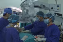  Sinh thiết cột sống bằng robot